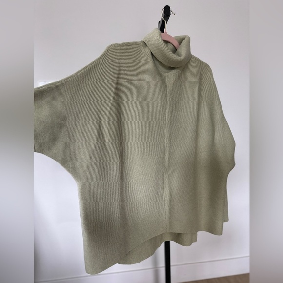 Amazon green pea color sweater, size small. Never worn - Picture 9 of 10